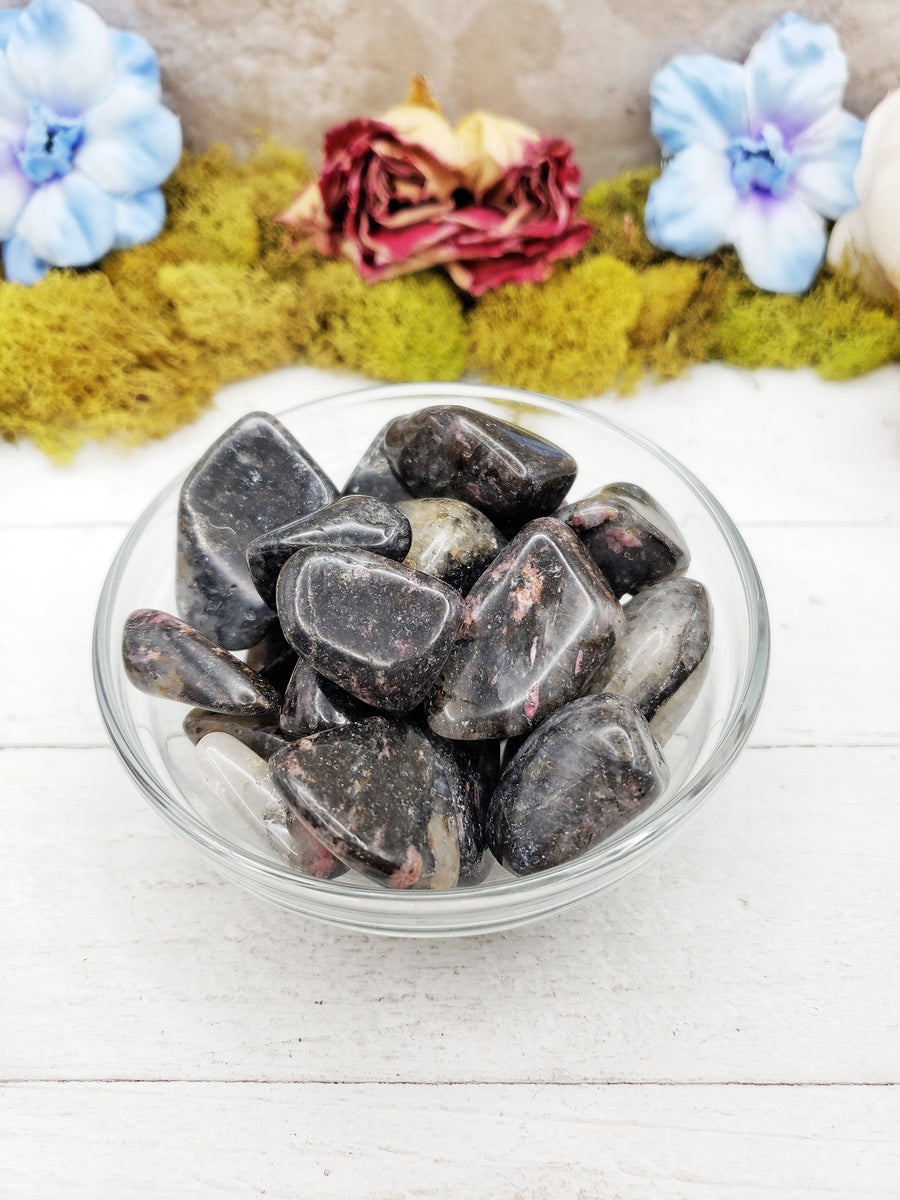 rhodonite quartz stones in glass bowl