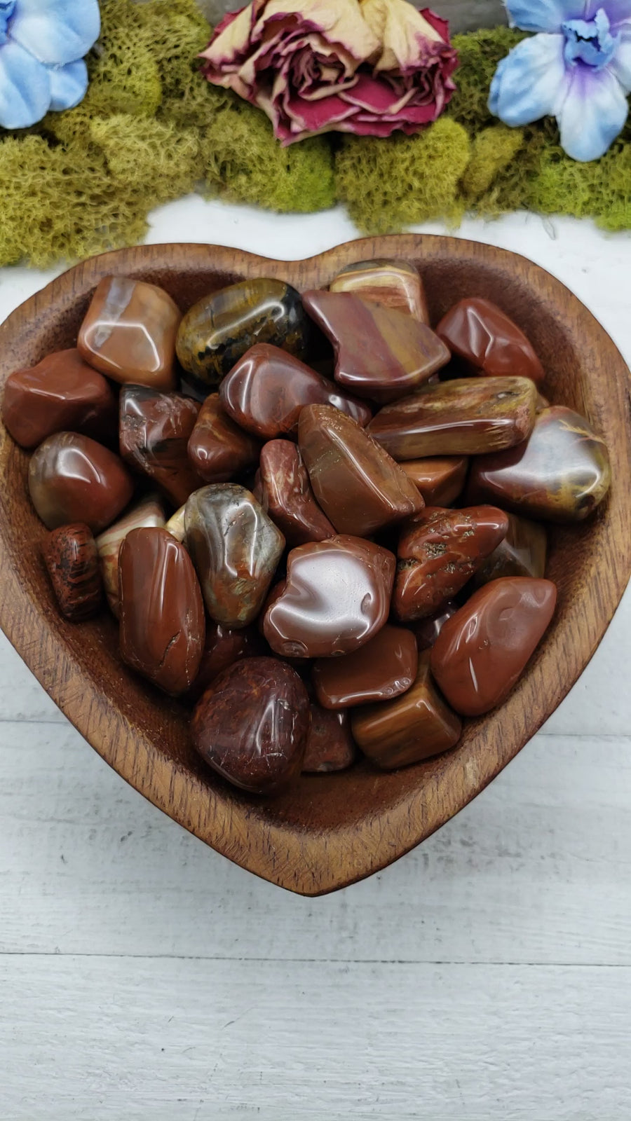 red agatized wood stone in heart-shaped bowl