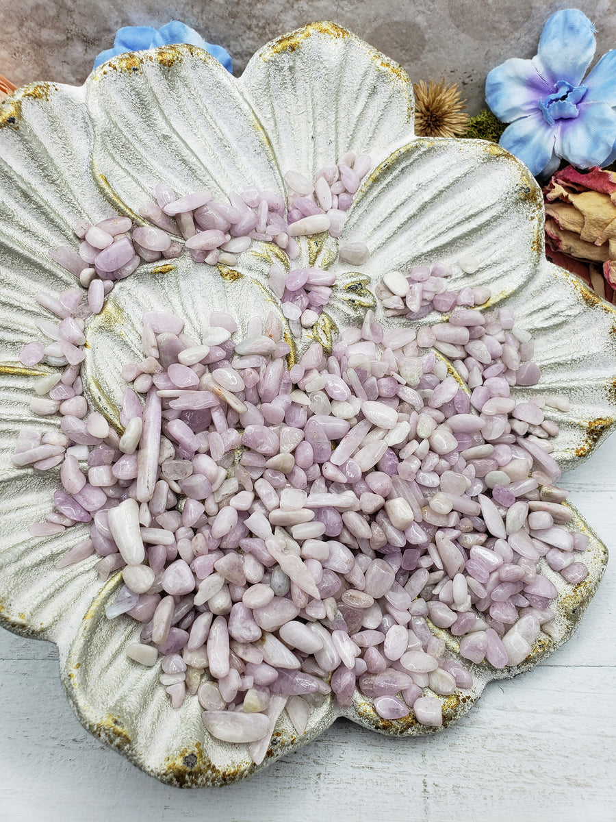 Flower prop display with seven ounces of kunzite chips