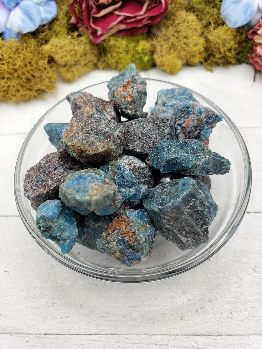 Bowl with rough blue apatite stones