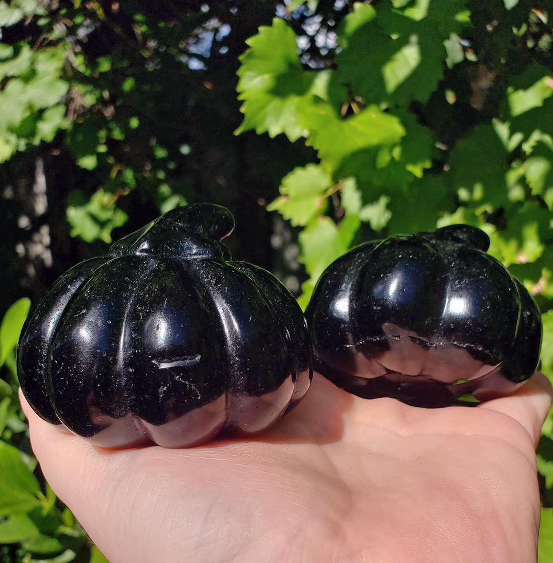 Large Obsidian Gemstone Happy Pumpkin Totem Jack-o-Lantern Carving - Showing Splits and Dips