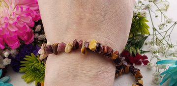 Mookaite Natural Chip Gemstone Bracelet - Stone for Motivation | Crystal Gemstone Shop.